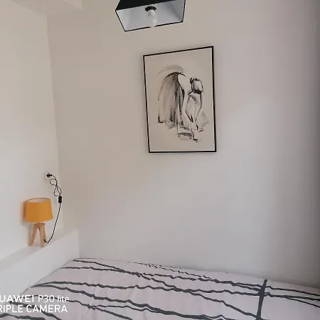 Colocation Dans Jolie Maison Avec Jardin 홈스테이 *